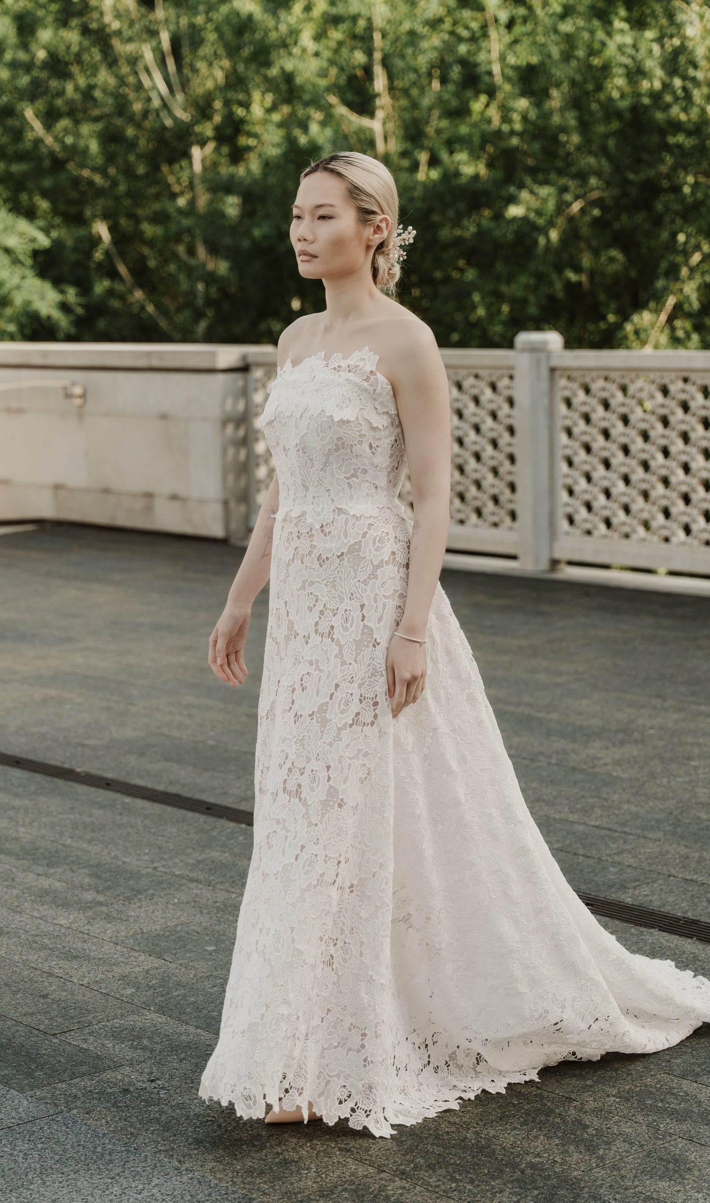 CHIC GUIPURE LACE WEDDING DRESS